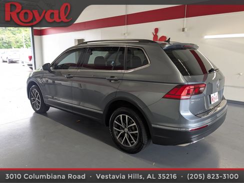 Used 2020 Volkswagen Tiguan SE w/ Panoramic Sunroof Package FWD image 2