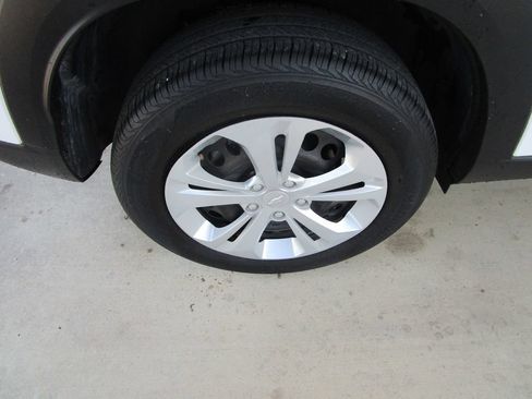 Used 2025 Chevrolet Trax LS FWD image 11