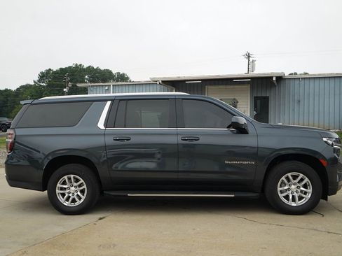 Used 2021 Chevrolet Suburban LT RWD image 3
