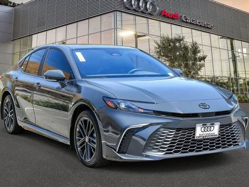 Used 2025 Toyota Camry SE w/ Convenience Package FWD image 5