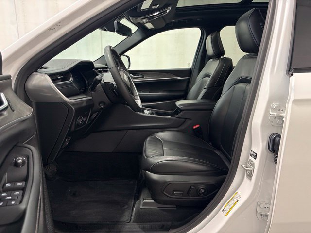Used 2024 Jeep Grand Cherokee Limited w/ Luxury Tech Group II AWD/4WD image 12