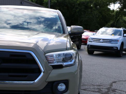 Used 2017 Toyota Tacoma SR5 w/ Tow Package AWD/4WD image 13