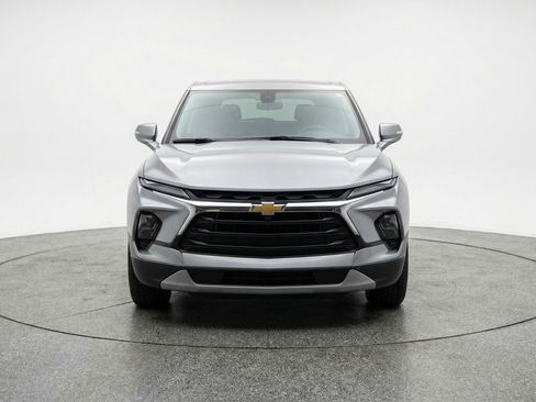 Used 2025 Chevrolet Blazer LT FWD image 2