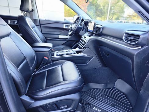 Used 2022 Ford Explorer XLT w/ Equipment Group 202A image 11