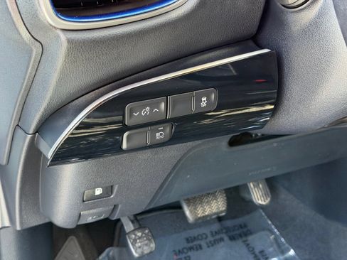 Used 2017 Toyota Prius Three Touring w/ Carpet Mat Package FWD image 15