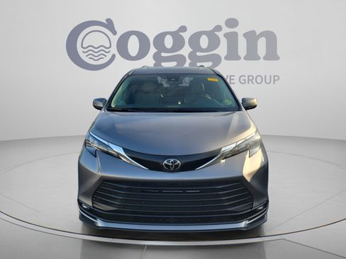Used 2026 Toyota Sienna XLE FWD image 12