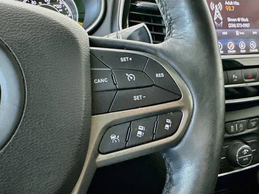 Used 2019 Jeep Cherokee Limited w/ Luxury Group FWD image 26