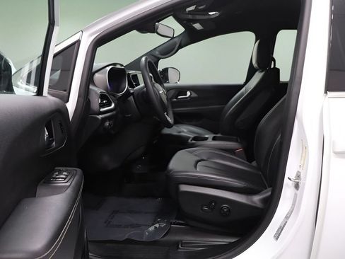 Certified 2025 Chrysler Pacifica Select FWD image 27