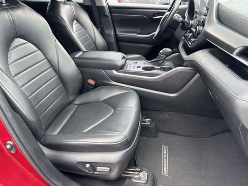 Used 2022 Toyota Highlander XLE FWD image 11