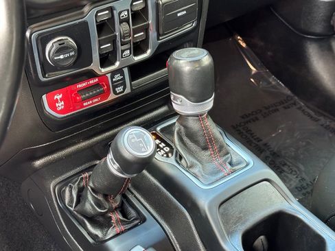 Used 2022 Jeep Wrangler Unlimited Rubicon w/ Cold Weather Group AWD/4WD image 13