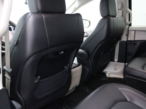 Used 2024 Chrysler Pacifica Limited FWD image 17