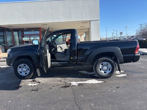 Used 2014 Toyota Tacoma Base image 17