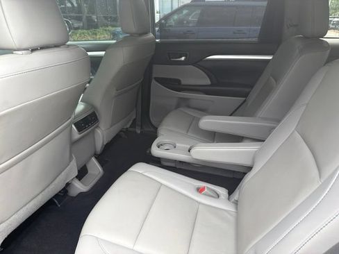 Used 2019 Toyota Highlander XLE FWD image 10
