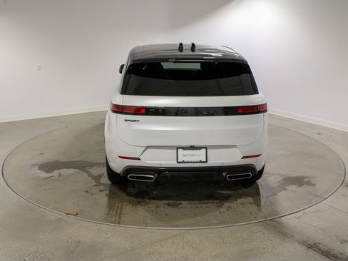 Used 2024 Land Rover Range Rover Sport Dynamic SE image 4