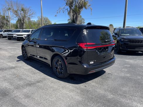 New 2026 Chrysler Pacifica Select image 5