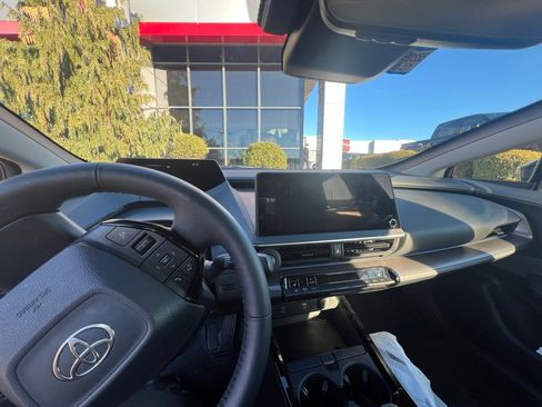 Used 2025 Toyota Prius XLE image 2