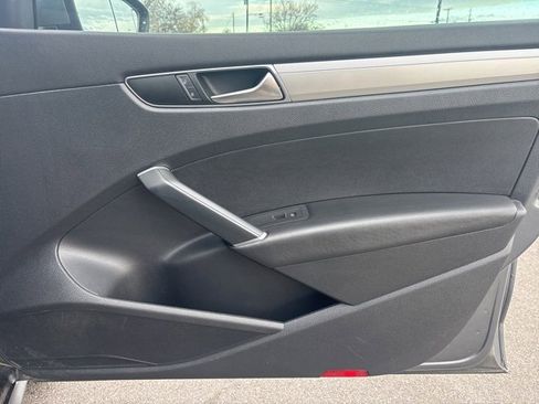 Used 2017 Volkswagen Passat 1.8T S image 9