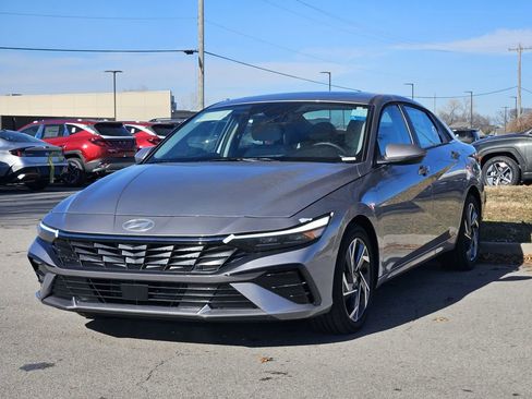 New 2025 Hyundai Elantra Limited FWD image 3
