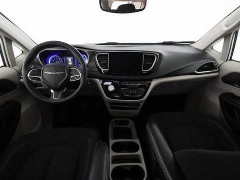 Used 2022 Chrysler Voyager LX image 5