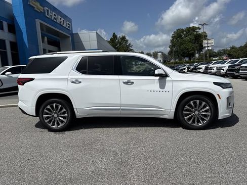 Used 2023 Chevrolet Traverse Premier FWD image 2