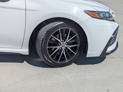 Used 2022 Toyota Camry SE image 9