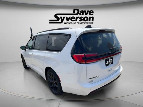 Used 2025 Chrysler Pacifica Limited FWD image 6