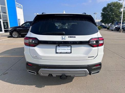 New 2025 Honda Pilot Touring image 3