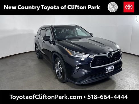 Used 2021 Toyota Highlander XLE AWD/4WD image 1
