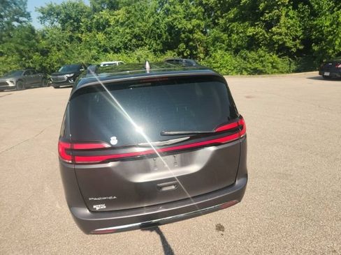 Used 2022 Chrysler Pacifica Touring-L FWD image 12
