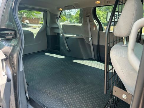 Used 2017 Toyota Sienna L FWD image 19