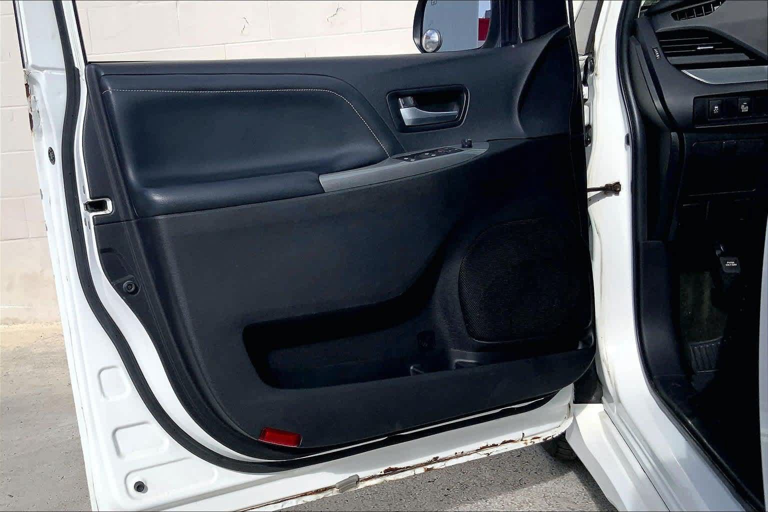 Used 2015 Toyota Sienna SE FWD image 27