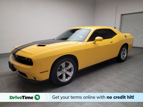 Used 2018 Dodge Challenger SXT image 1