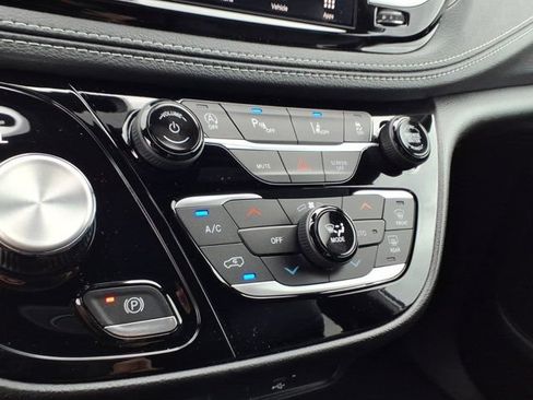 New 2027 Chrysler Pacifica Select AWD/4WD image 9