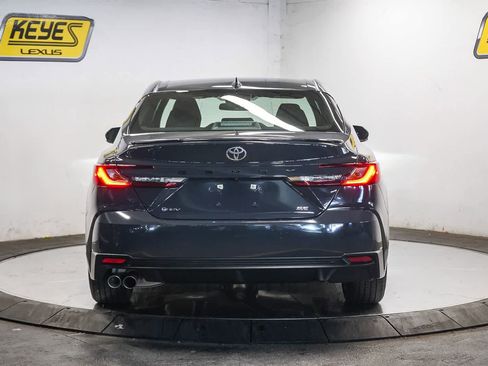 Used 2025 Toyota Camry SE image 3