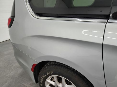 Used 2024 Chrysler Pacifica Touring-L image 27