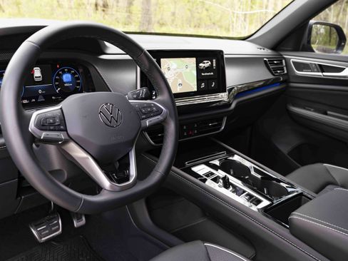 Used 2025 Volkswagen Atlas Cross Sport SEL Premium R-Line image 19