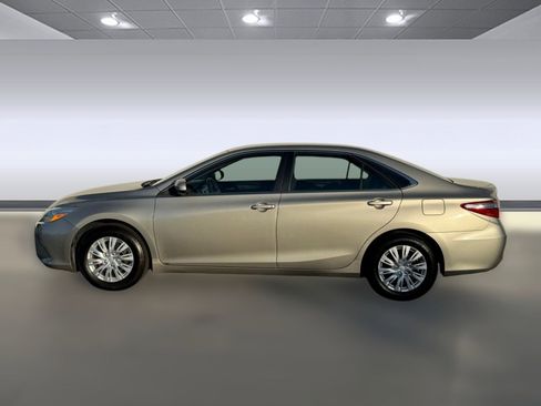 Used 2015 Toyota Camry LE image 2