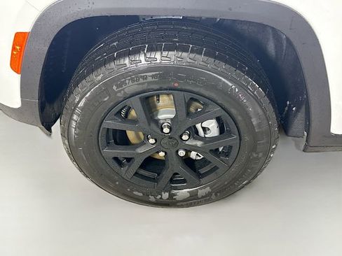 New 2025 Jeep Grand Cherokee Altitude image 30