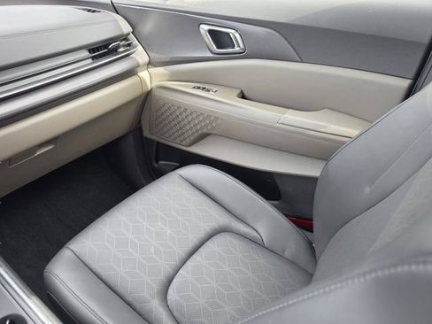 Used 2025 Kia Carnival EX FWD image 25