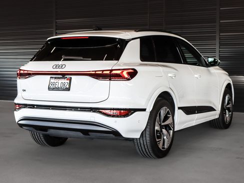 Certified 2025 Audi Q6 e-tron Premium w/ Convenience Package image 17