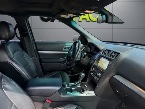 Used 2018 Ford Explorer XLT w/ Equipment Group 202A AWD/4WD image 22