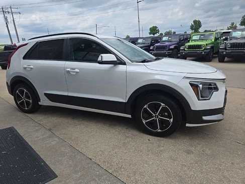 Used 2024 Kia Niro EX FWD image 13