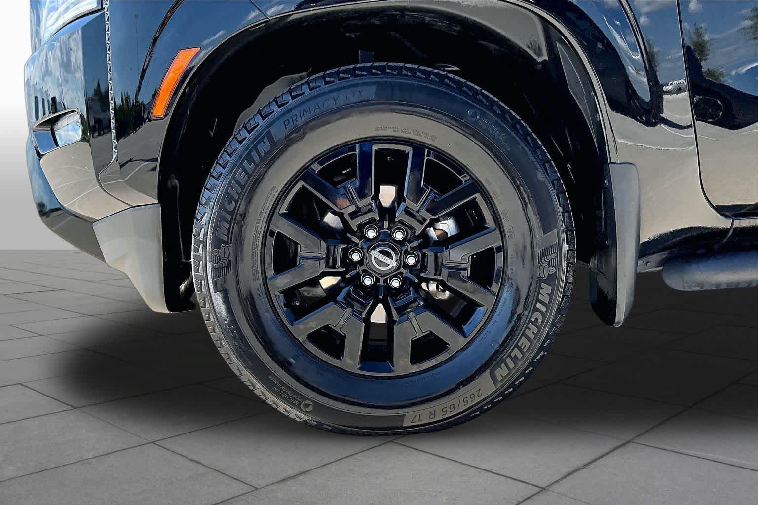 Used 2023 Nissan Frontier SV w/ Midnight Edition Package RWD image 10