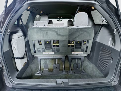 Used 2015 Toyota Sienna LE image 29