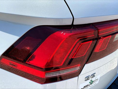 Used 2022 Volkswagen Tiguan SE R-Line image 28