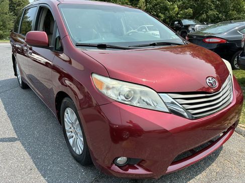 Used 2012 Toyota Sienna XLE w/ Premium Pkg FWD image 3