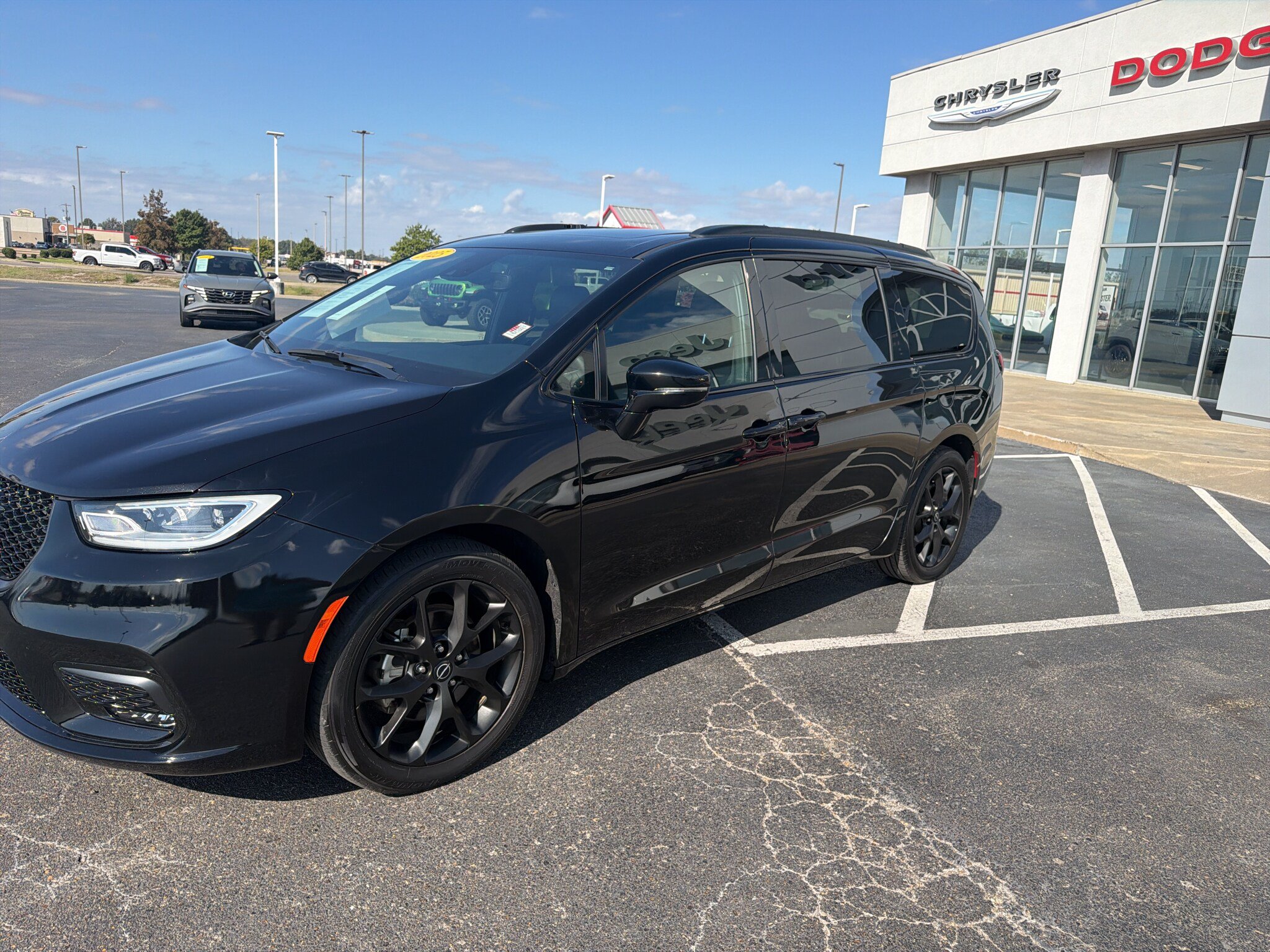 Used 2025 Chrysler Pacifica Limited FWD image 9