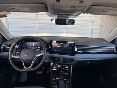 Used 2025 Volkswagen Jetta SE image 32