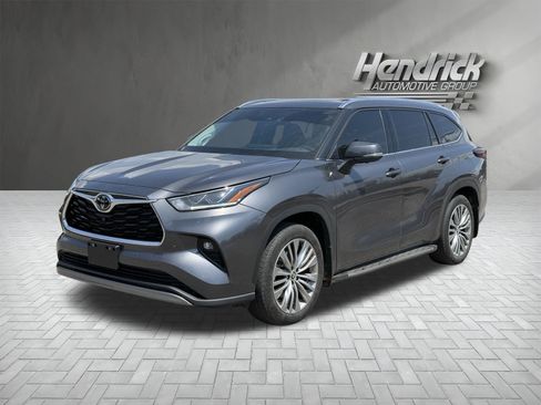 Used 2024 Toyota Highlander Platinum FWD image 5
