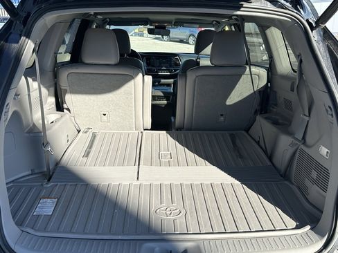 Used 2018 Toyota Highlander XLE image 14